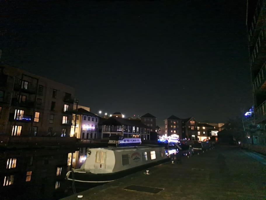 Unique Narrowboat In Town Centre Essex Botel